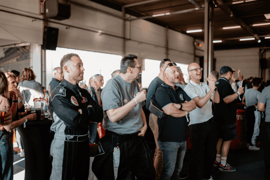 Zuschauer am Rand der Rennstrecke im Kartcenter Cologne unterhalten sich während des Kartfahren Köln.