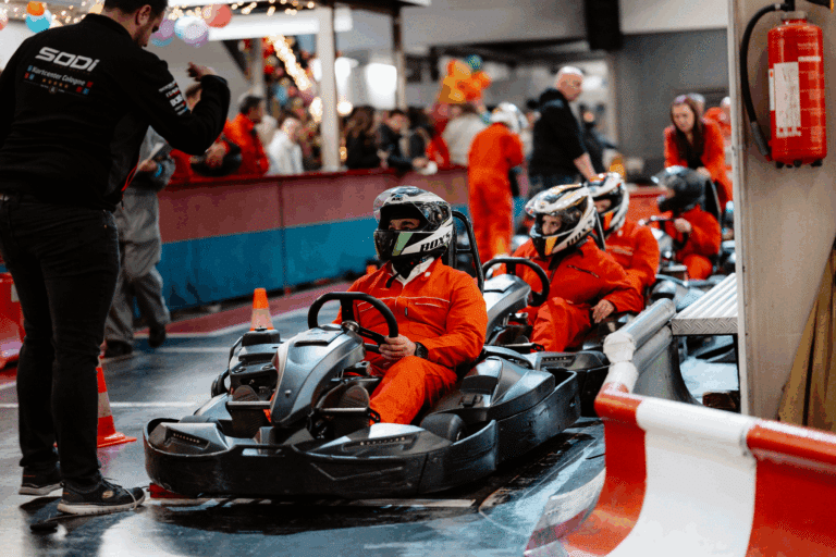 Karts in Startaufstellung im Kartcenter Cologne, Zuschauer beobachten gespannt das Kartfahren Köln.