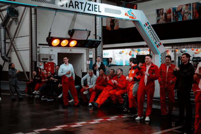 Fahrerinnen und Fahrer bei einer lockeren Nachbesprechung nach dem Kartfahren Köln im Kartcenter Cologne.