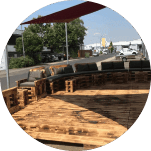 Lounge-Bereich am Eingang des Kartcenter Cologne mit Sitzgelegenheiten für Besucher des Kartfahren Köln.