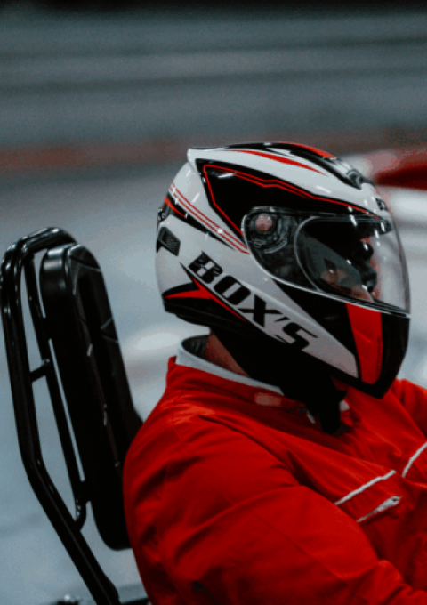 Nahaufnahme eines Fahrers mit Helm und Visier im Kartcenter Cologne beim Kartfahren Köln.