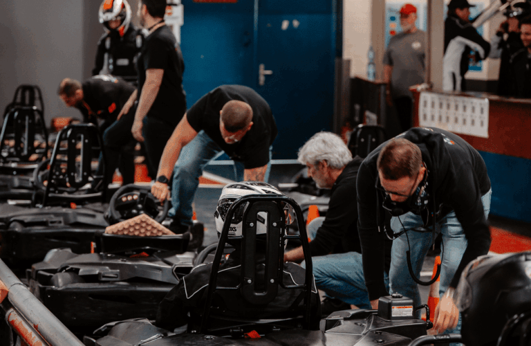 Mitarbeiter des Kartcenter Cologne bereiten Fahrer im Startbereich auf das Kartfahren Köln vor.